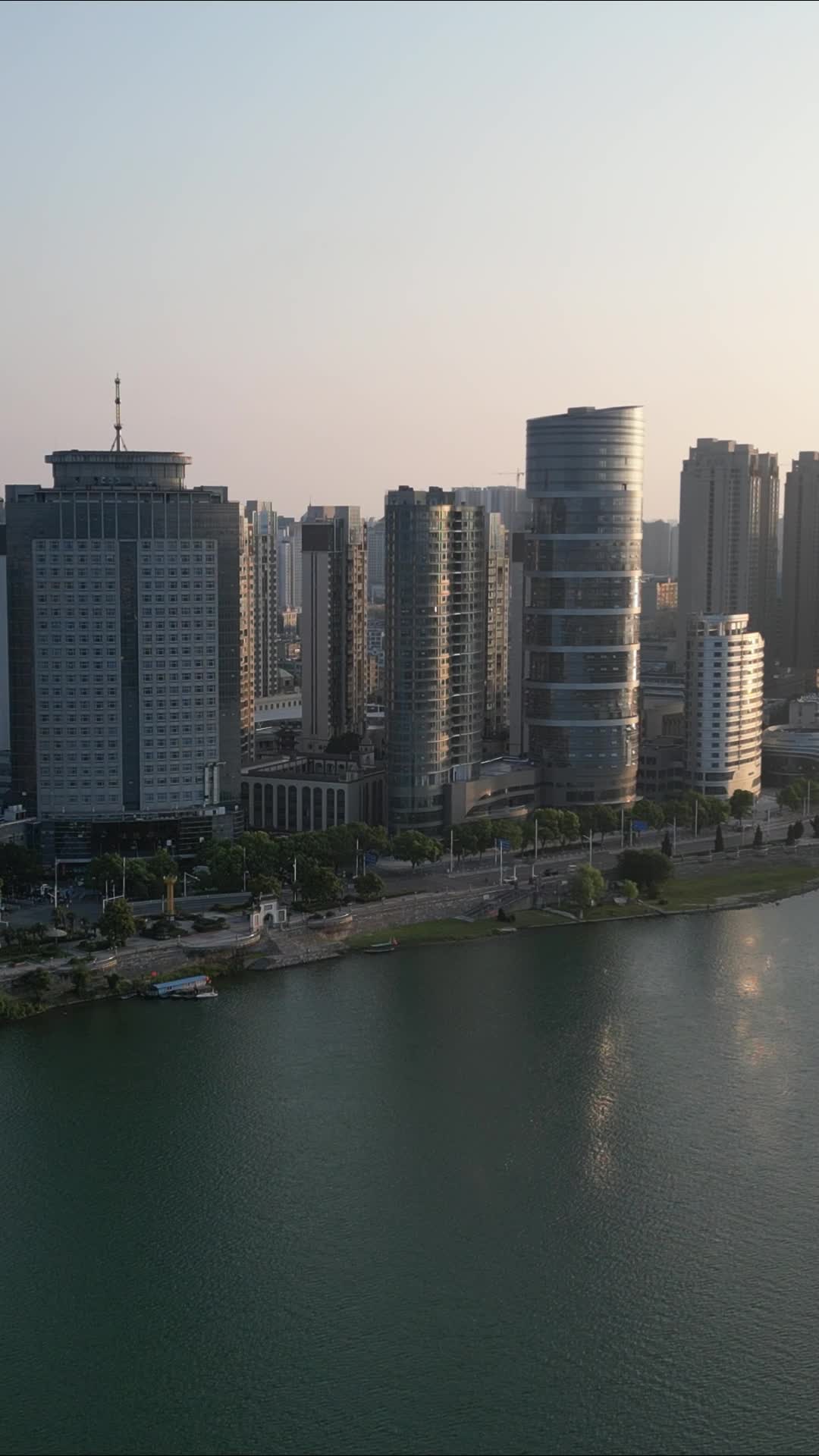 航拍湖北襄阳汉江城市风光视频的预览图
