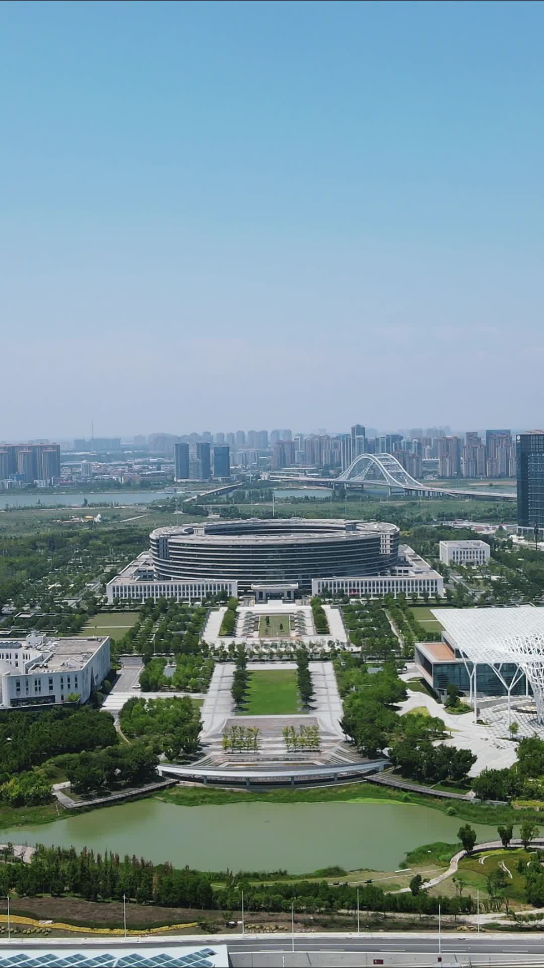 航拍湖北襄阳东津商务大楼视频的预览图
