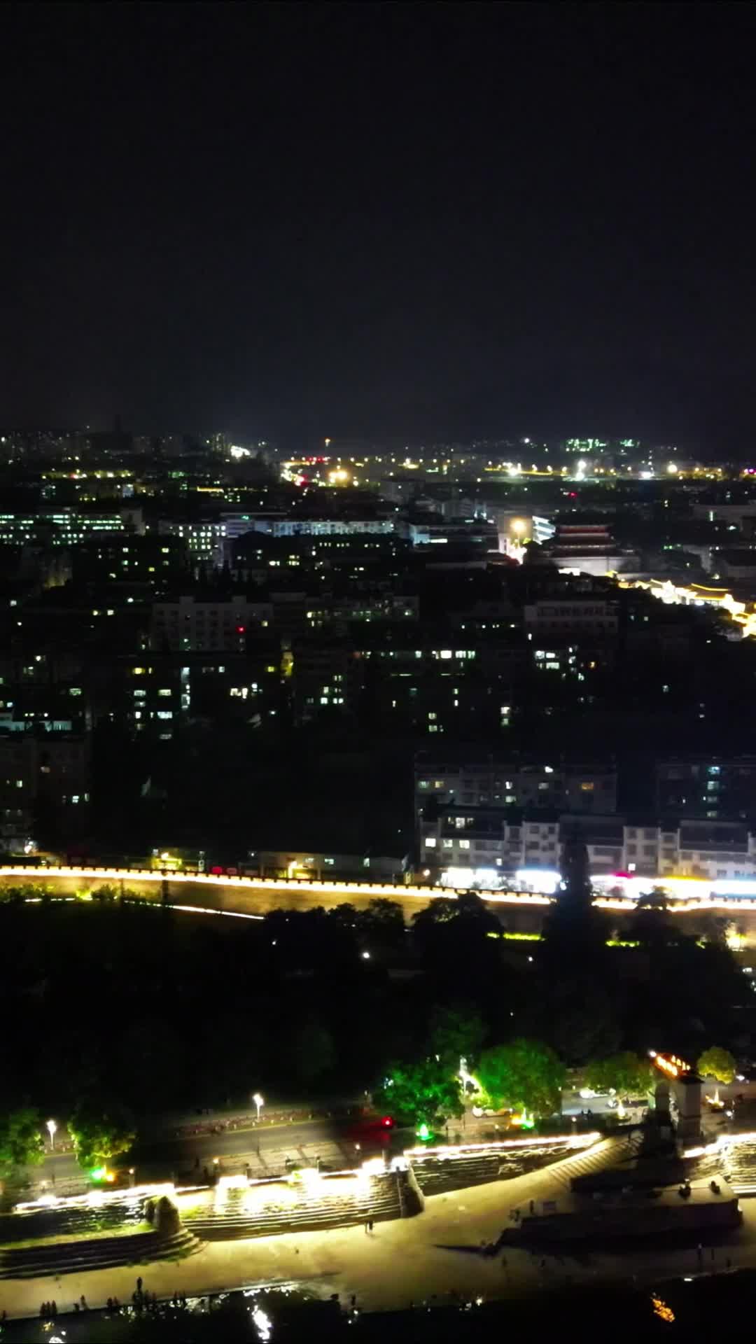 航拍湖北襄阳古城襄阳古城墙夜景视频的预览图