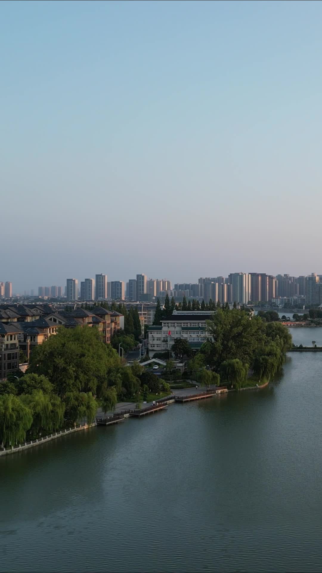 航拍湖北襄阳古城护城河视频的预览图
