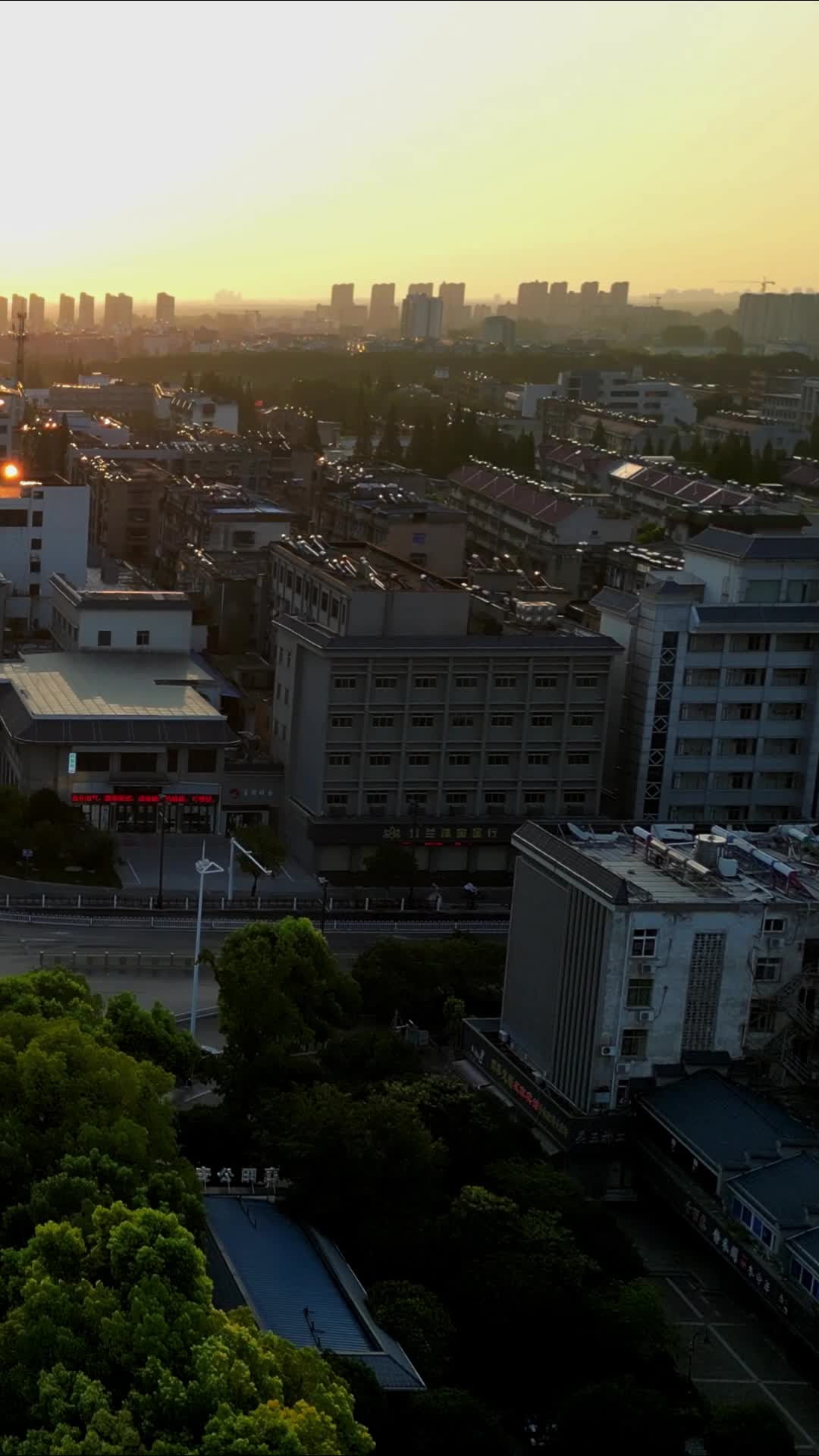 航拍湖北襄阳城市风光视频的预览图