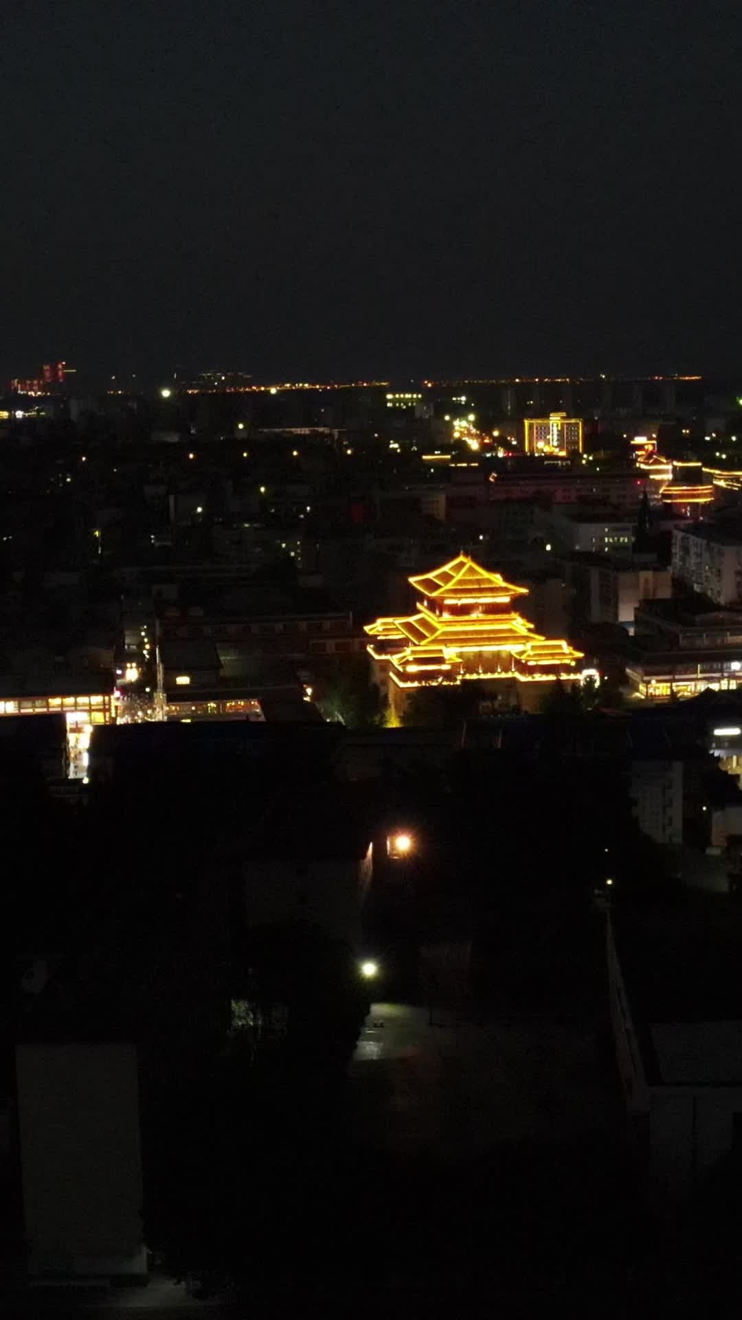 竖版航拍湖北襄阳古城夜景视频的预览图