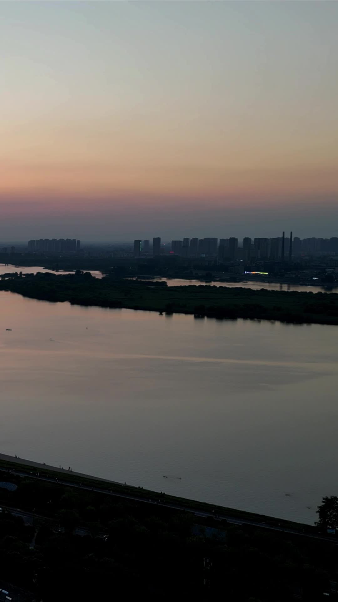 航拍湖北襄阳城市日落晚霞视频的预览图