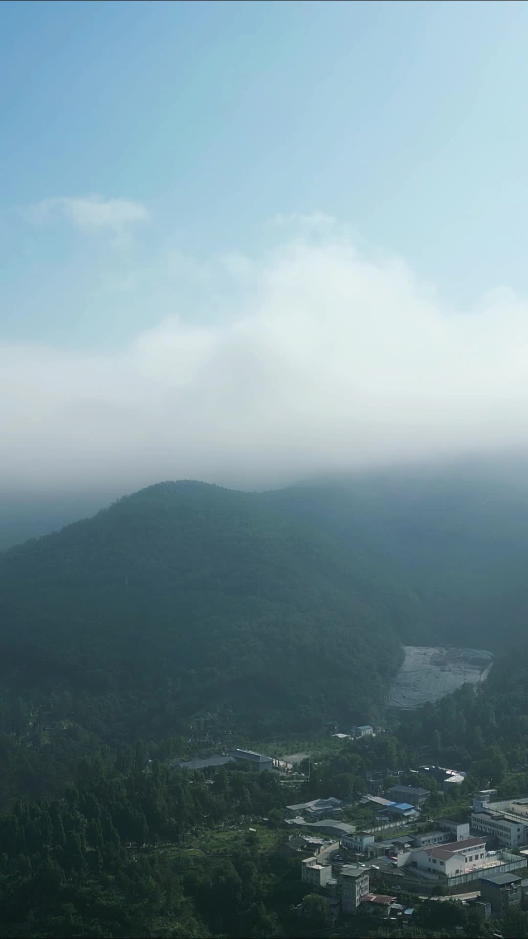 航拍蓝天白云云雾城市风光视频的预览图