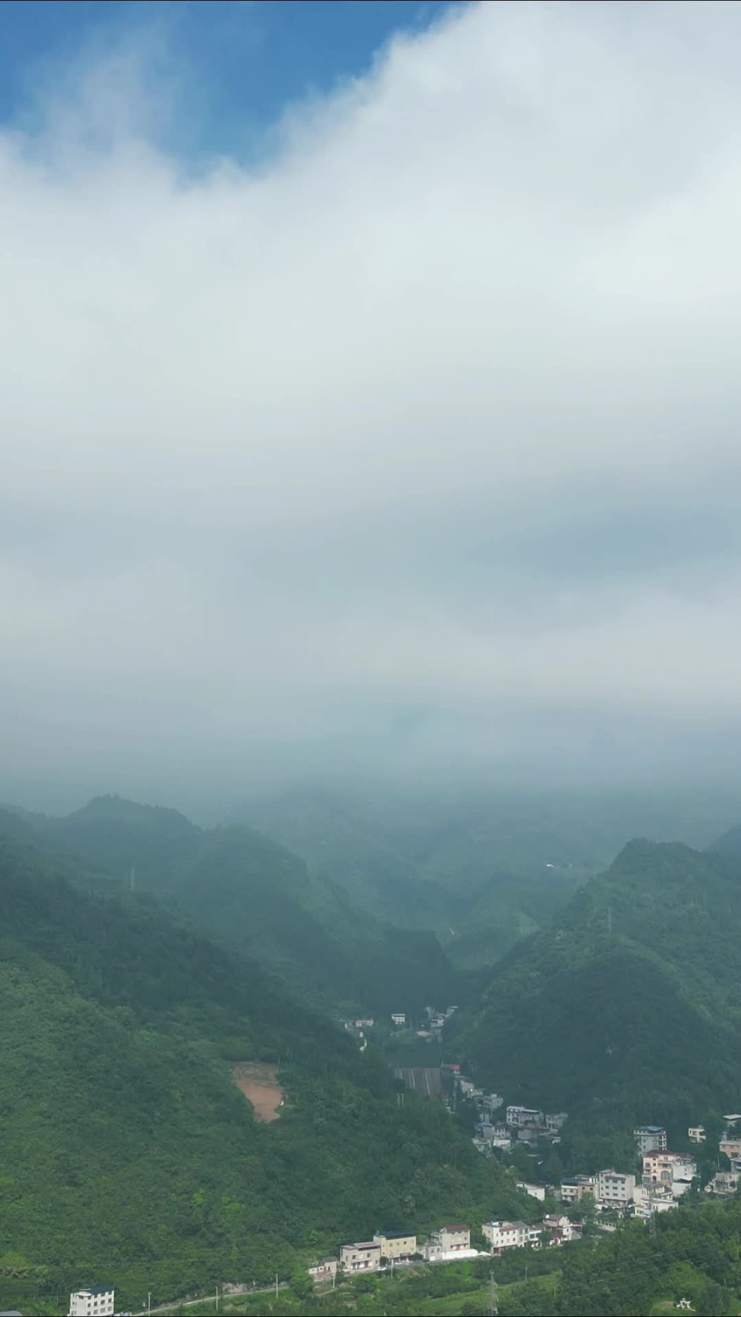 航拍蓝天白云云雾城市风光视频的预览图