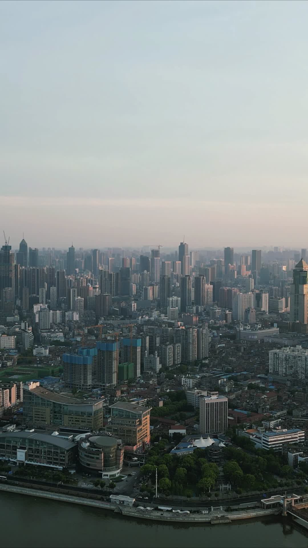 武汉城市清晨竖屏航拍视频的预览图