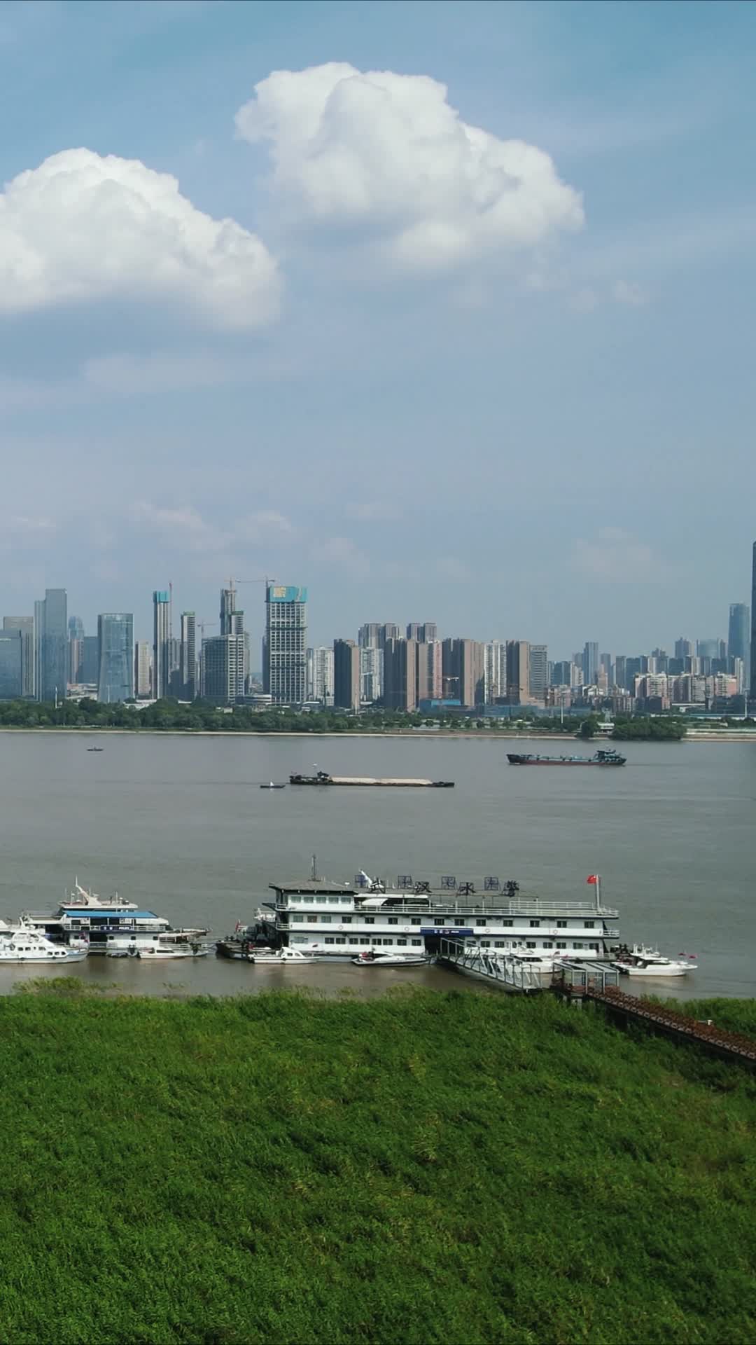武汉城市清晨竖屏航拍视频的预览图