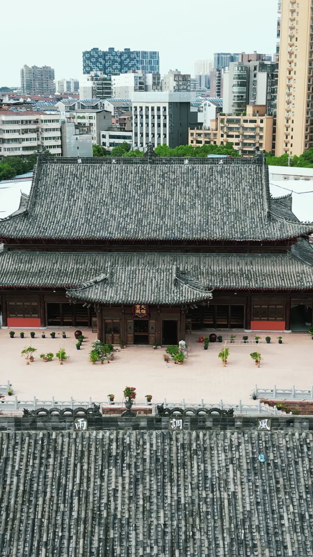 航拍湖北黄冈安国寺古建筑视频的预览图