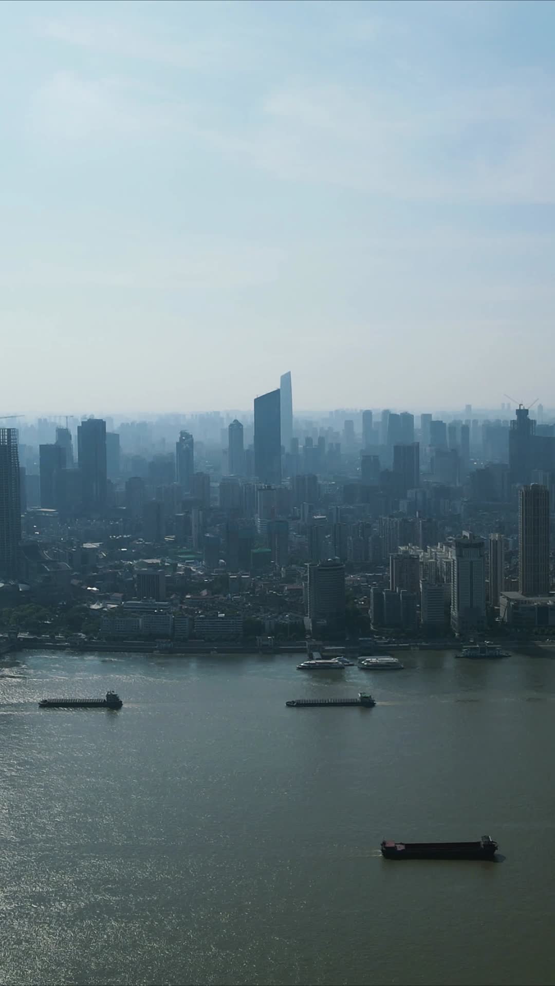 航拍武汉城市清晨迷雾竖屏视频的预览图