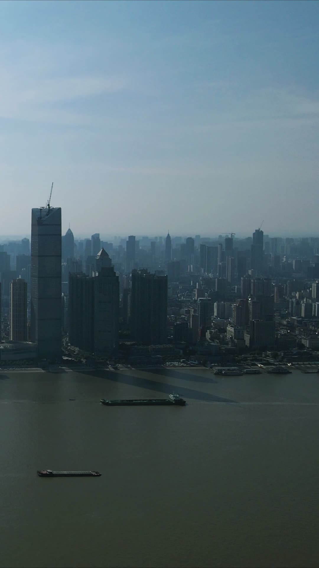 航拍武汉城市清晨迷雾竖屏视频的预览图