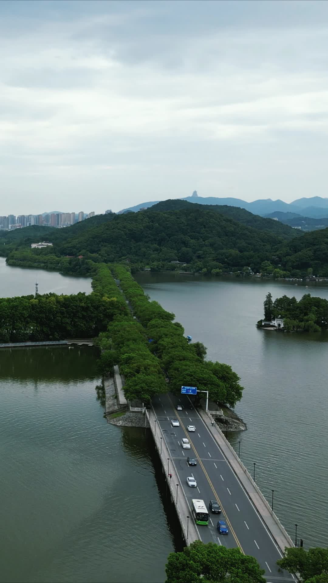 航拍水上唯美公路黄石杭州路视频的预览图