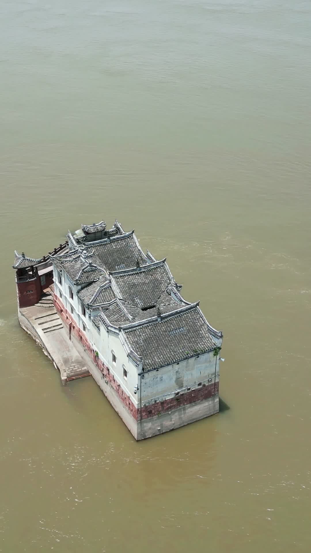 航拍湖北鄂州长江观音阁历史文化古建筑视频的预览图