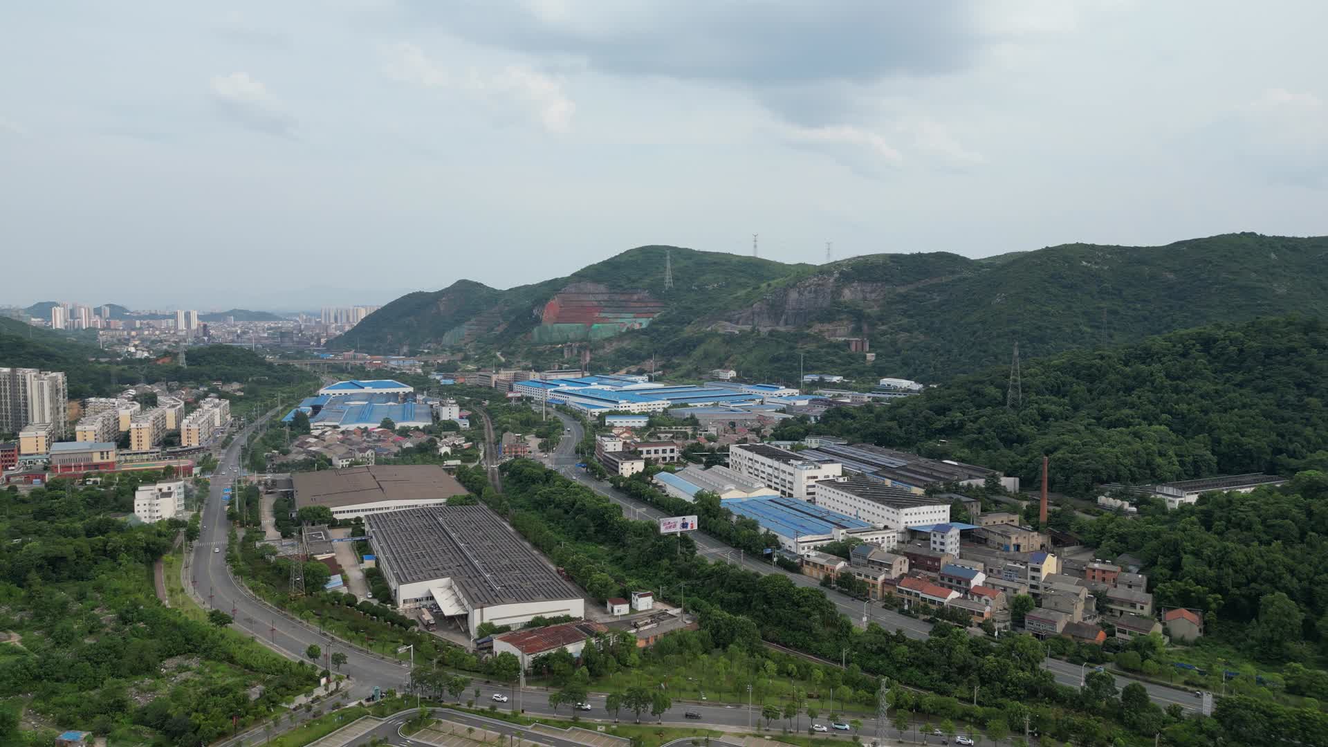 航拍湖北黄石工业生产工厂视频的预览图