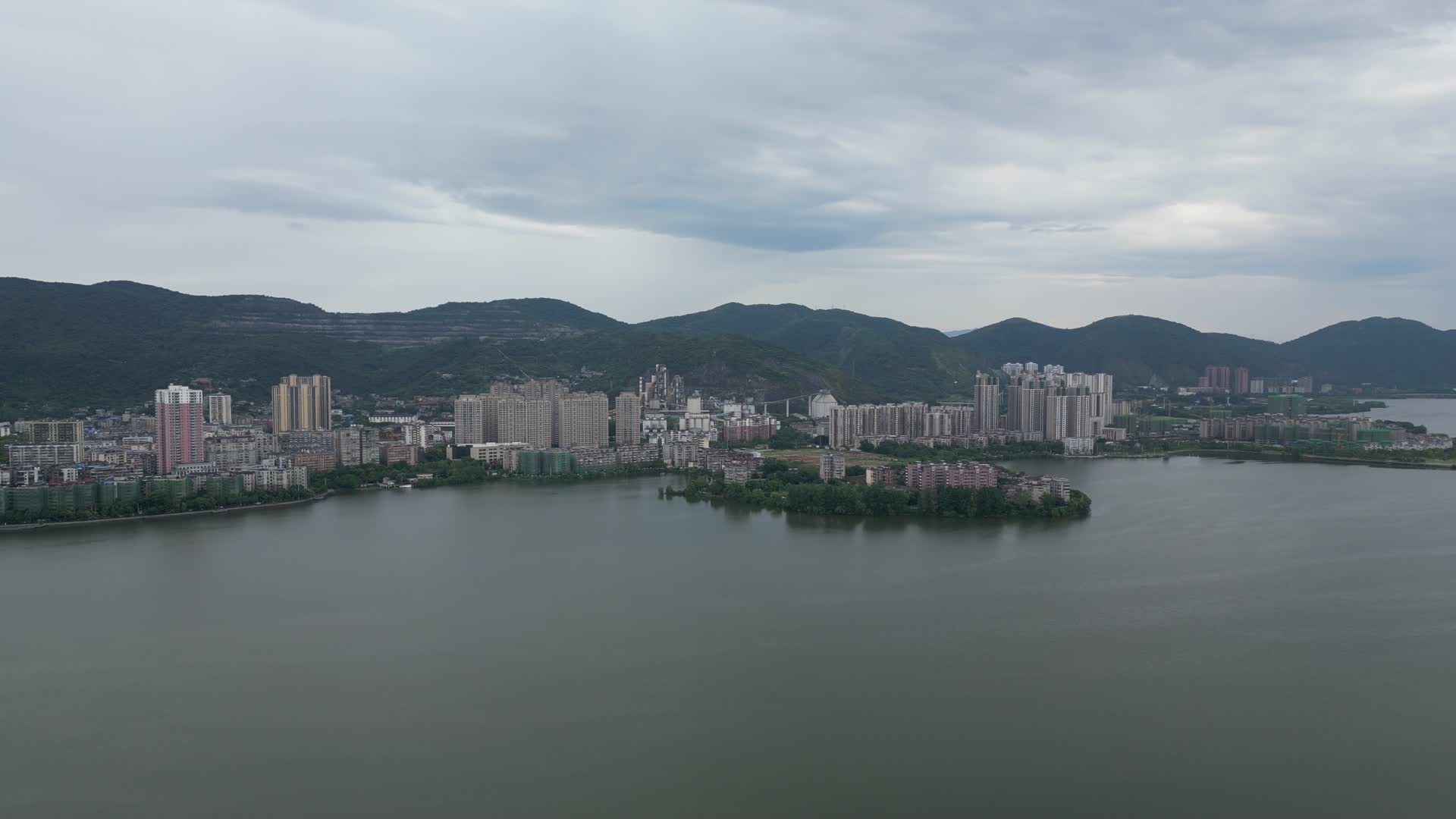 航拍湖北黄石城市建设视频的预览图