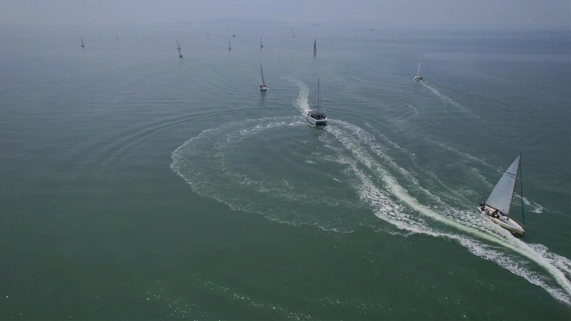 航拍海上游艇景观视频的预览图