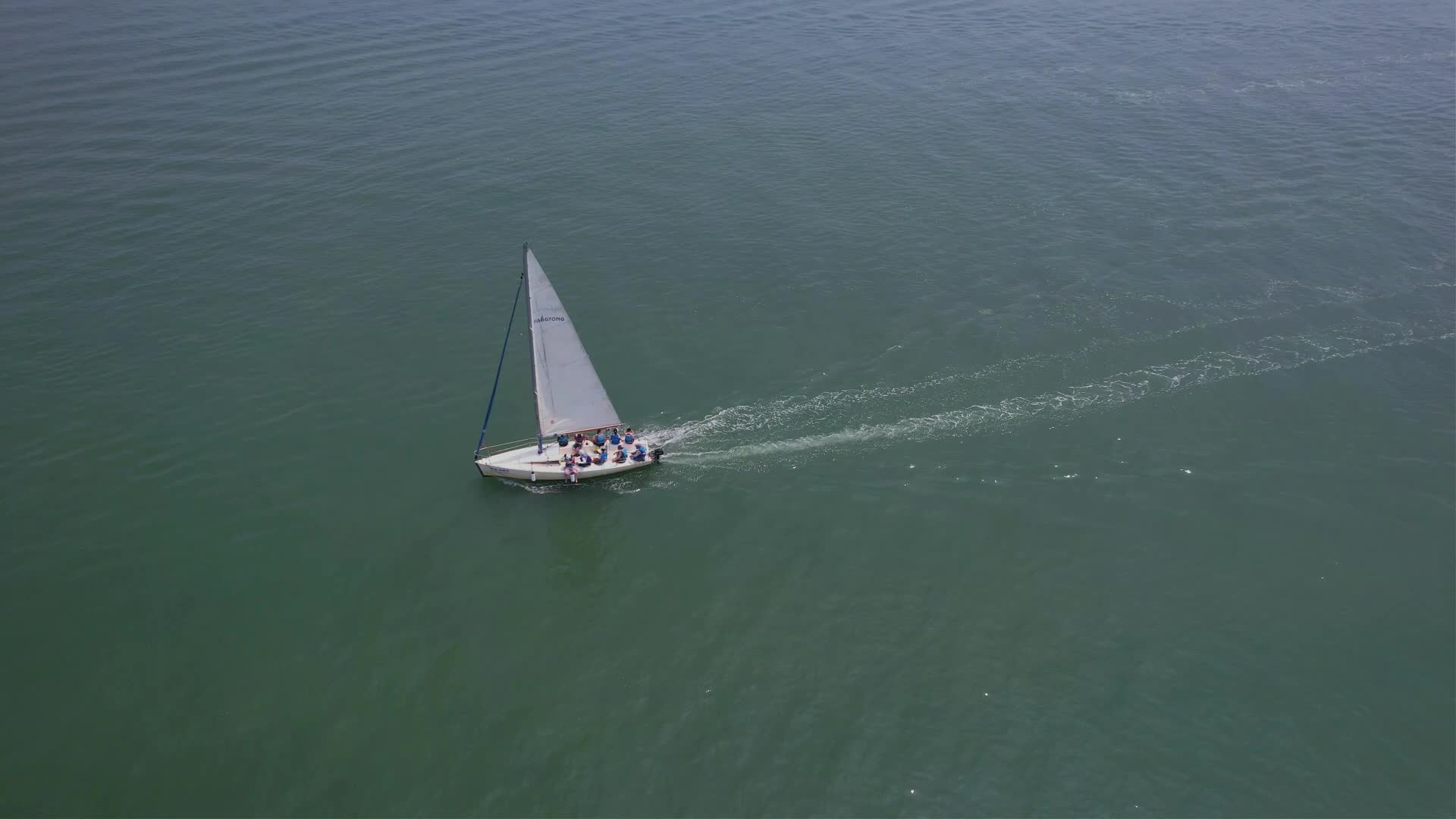 航拍海上游艇景观视频的预览图