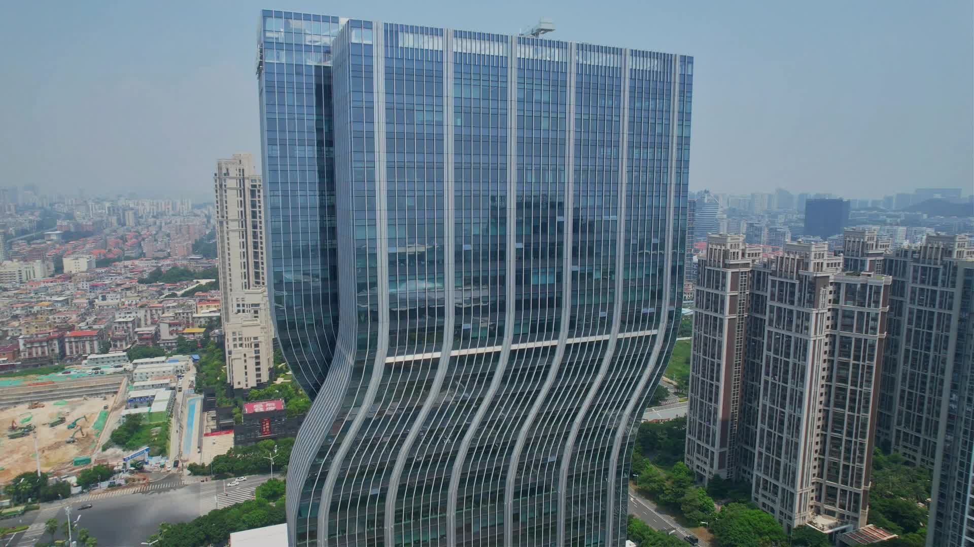 航拍厦门商务大楼景观视频的预览图