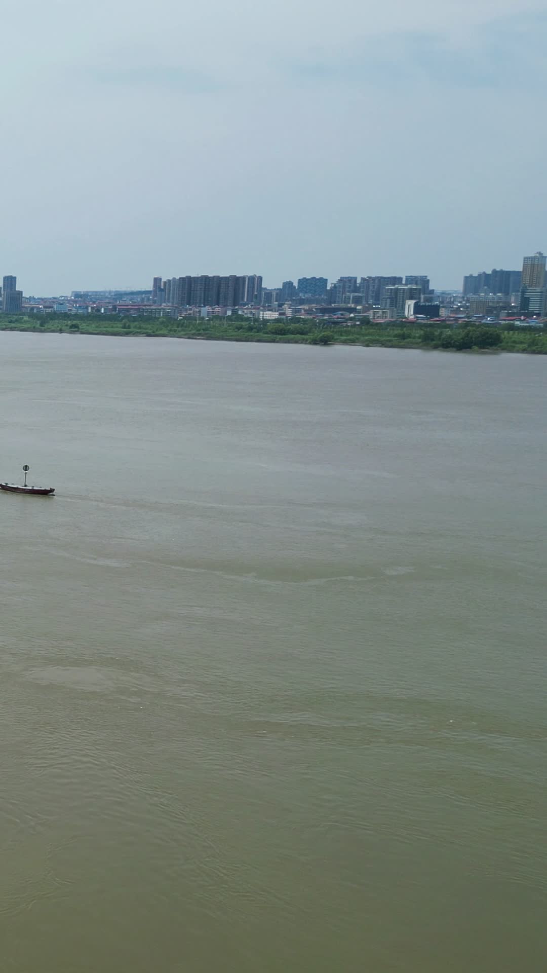 航拍长江航运轮船行驶竖屏视频的预览图