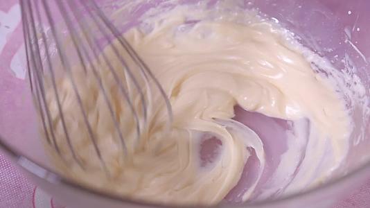 镜头合集黄油奶油混合打发奶油裱花蛋糕视频的预览图
