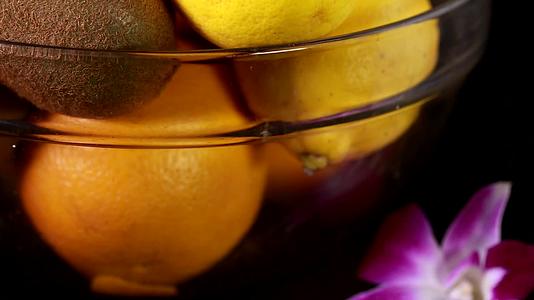 镜头合集各种含有维生素C的水果猕猴桃柚子柠檬视频的预览图