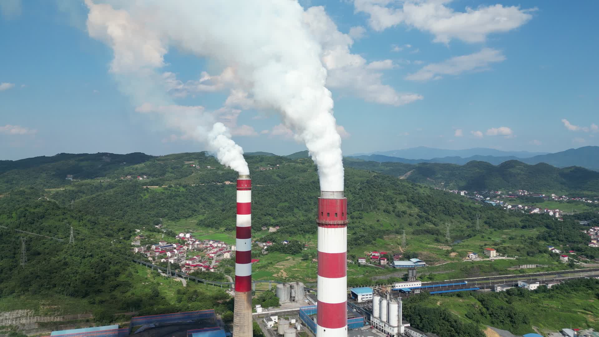 航拍大型电厂发电炊烟视频的预览图