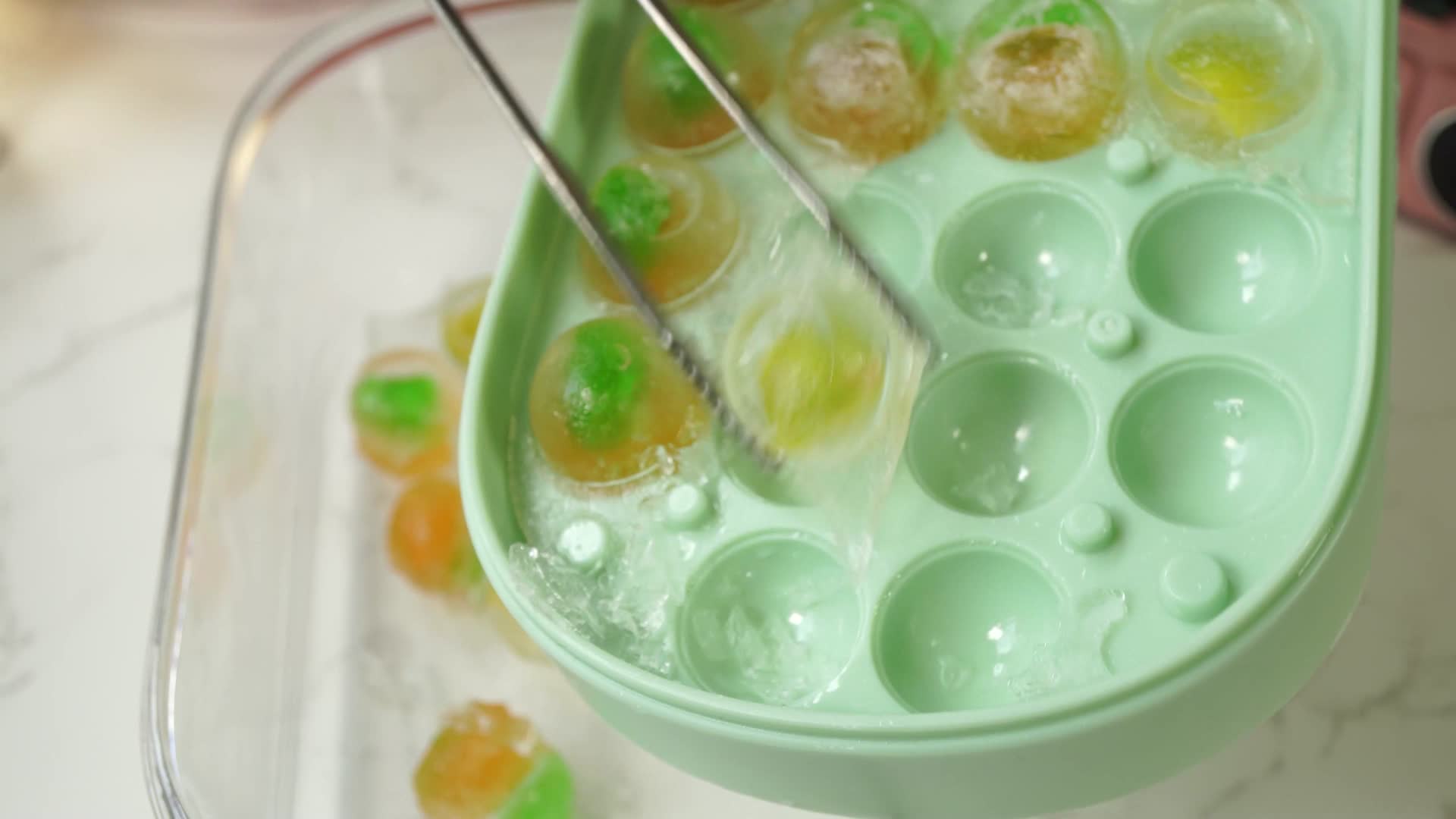 彩色卡通冰块冰球制冰模具视频的预览图