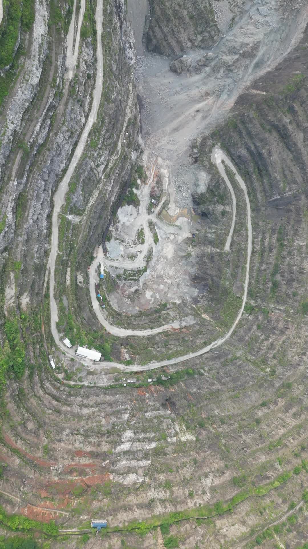 航拍湖北黄石国家矿山公园亚洲第一天坑视频的预览图