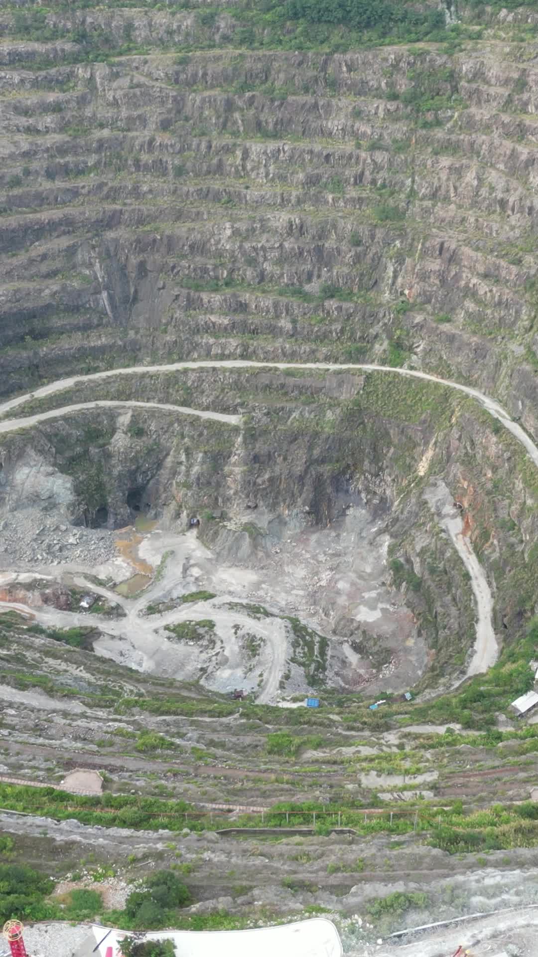 航拍湖北黄石国家矿山公园亚洲第一天坑视频的预览图