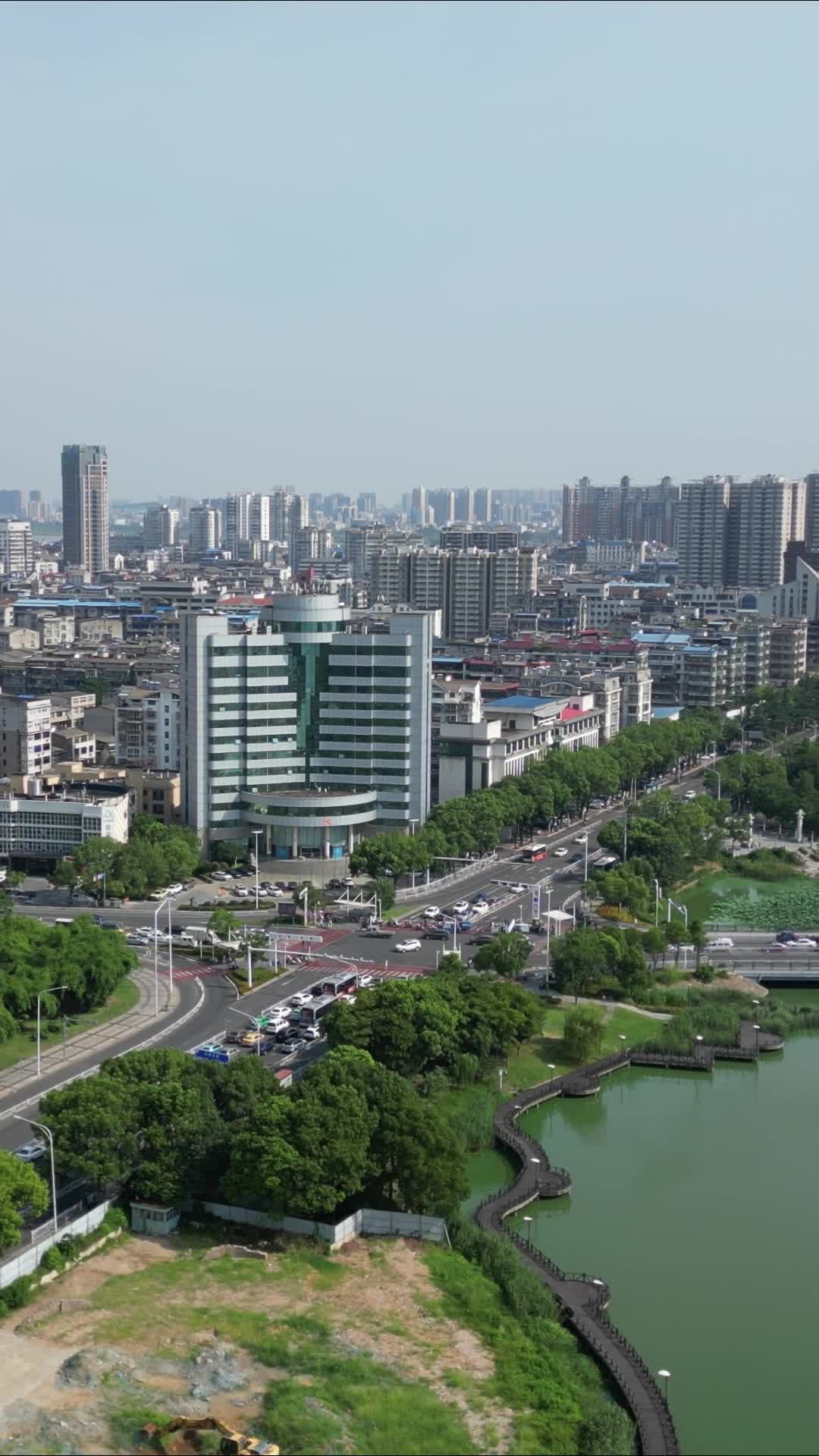 航拍湖北鄂州城市风光视频的预览图