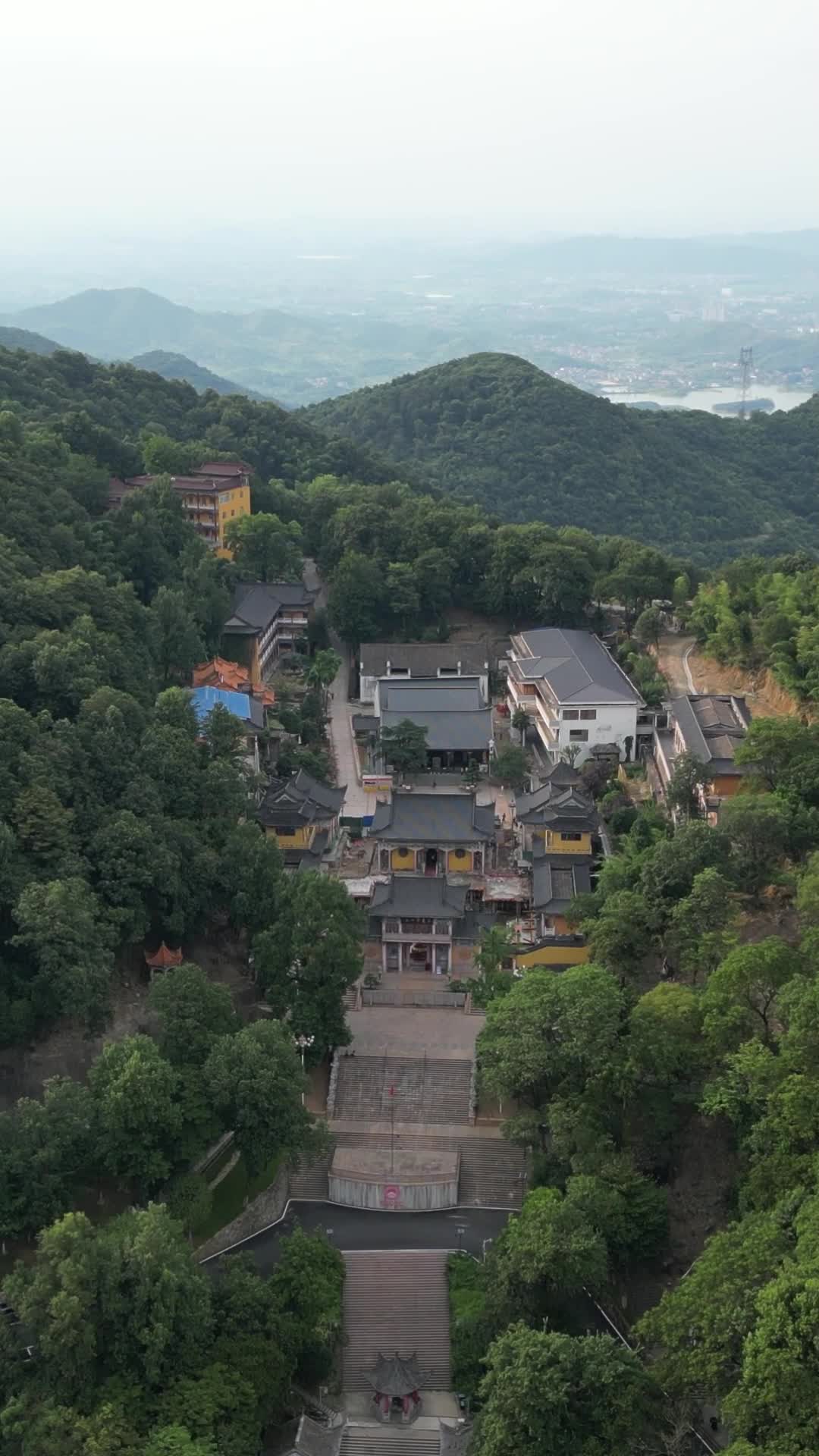 航拍湖北黄石东方山风景区弘化禅寺视频的预览图