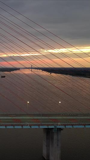 航拍跨江大桥车流交通视频的预览图