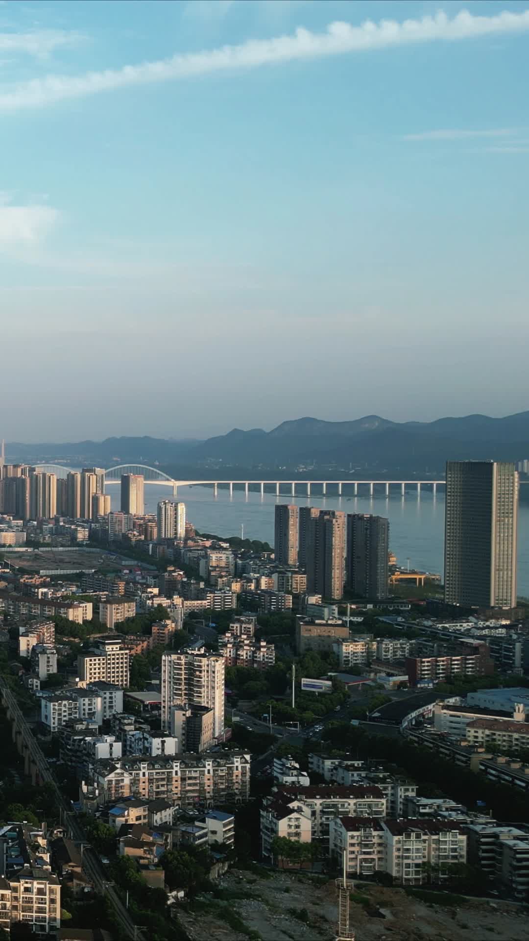 湖北宜昌城市清晨竖屏航拍视频的预览图