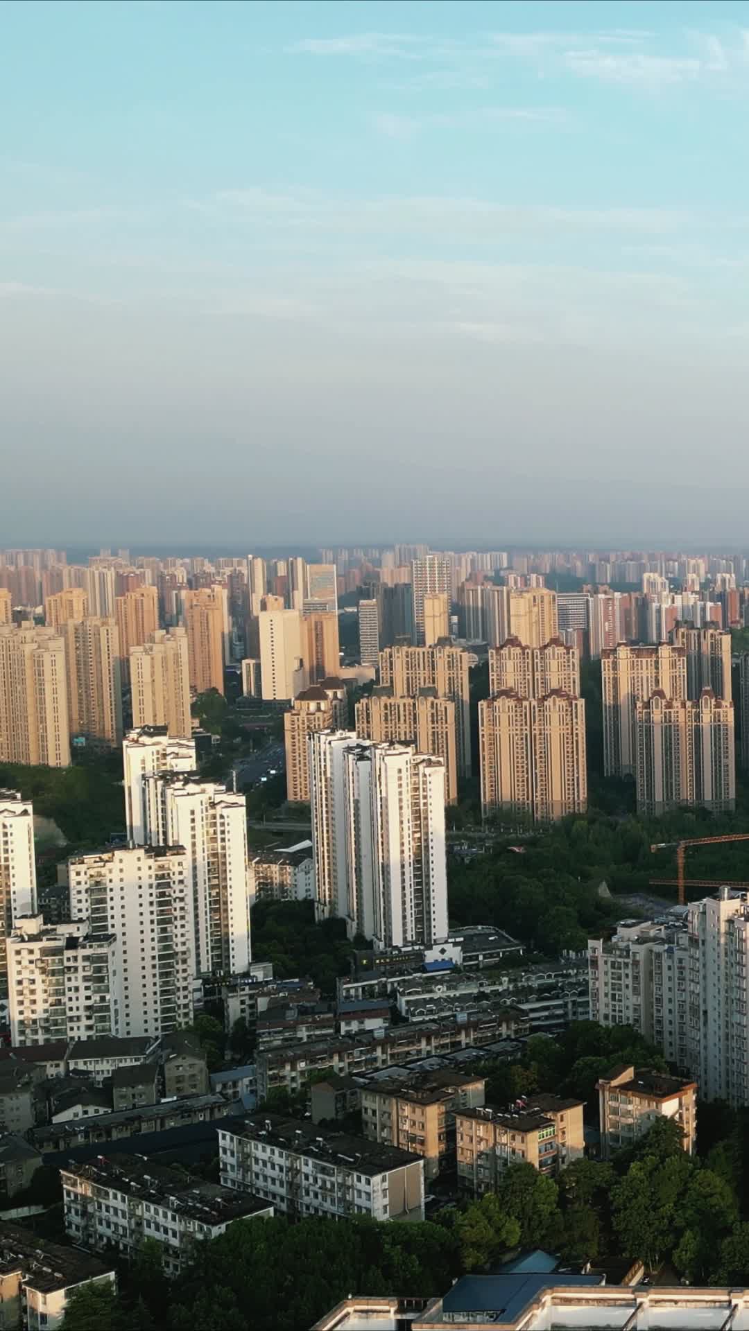 湖北宜昌城市清晨竖屏航拍视频的预览图