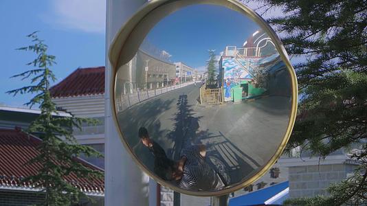 凸透镜下的拉萨马路视频的预览图