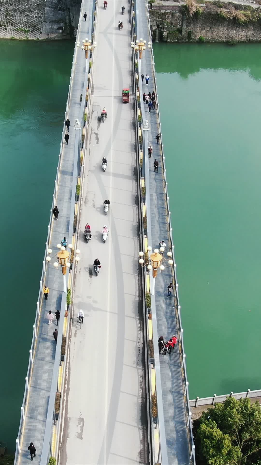 航拍湖南洪江古商城大桥竖屏视频的预览图
