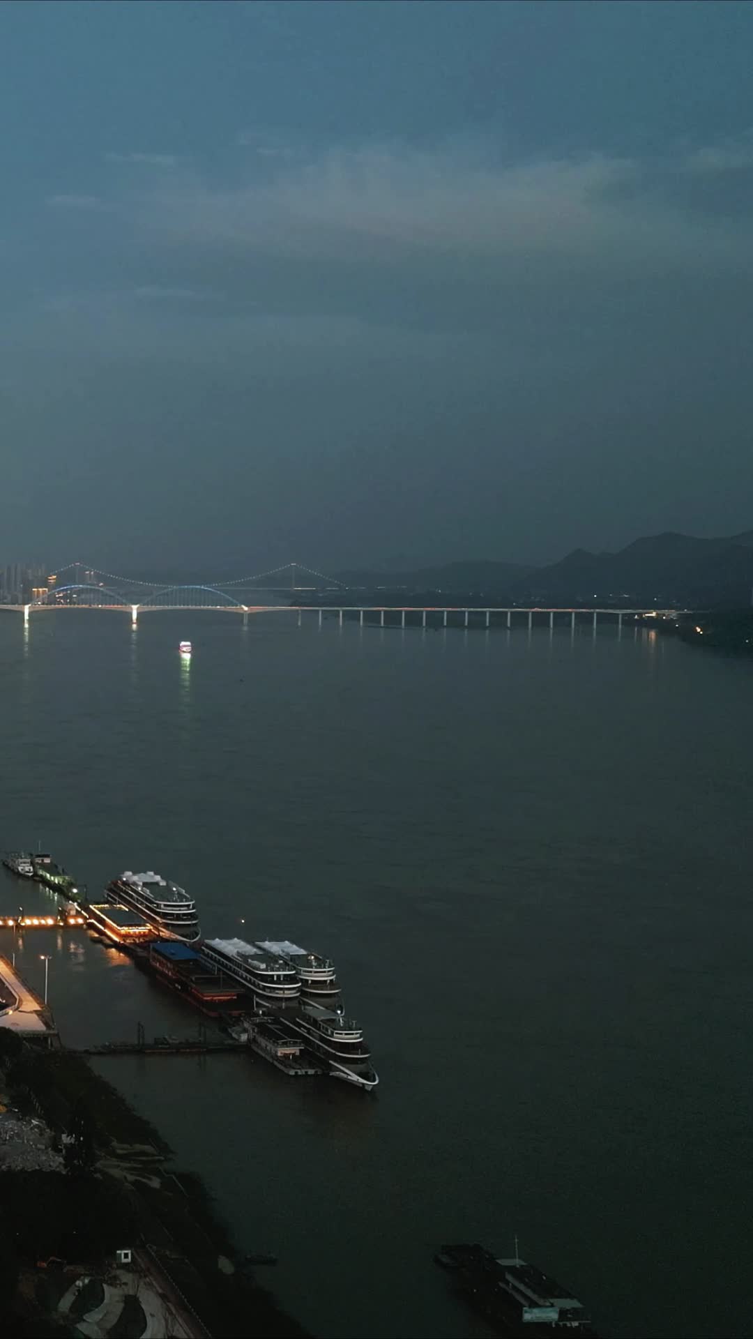 湖北宜昌彩霞夜幕降临夜景竖屏航拍视频的预览图