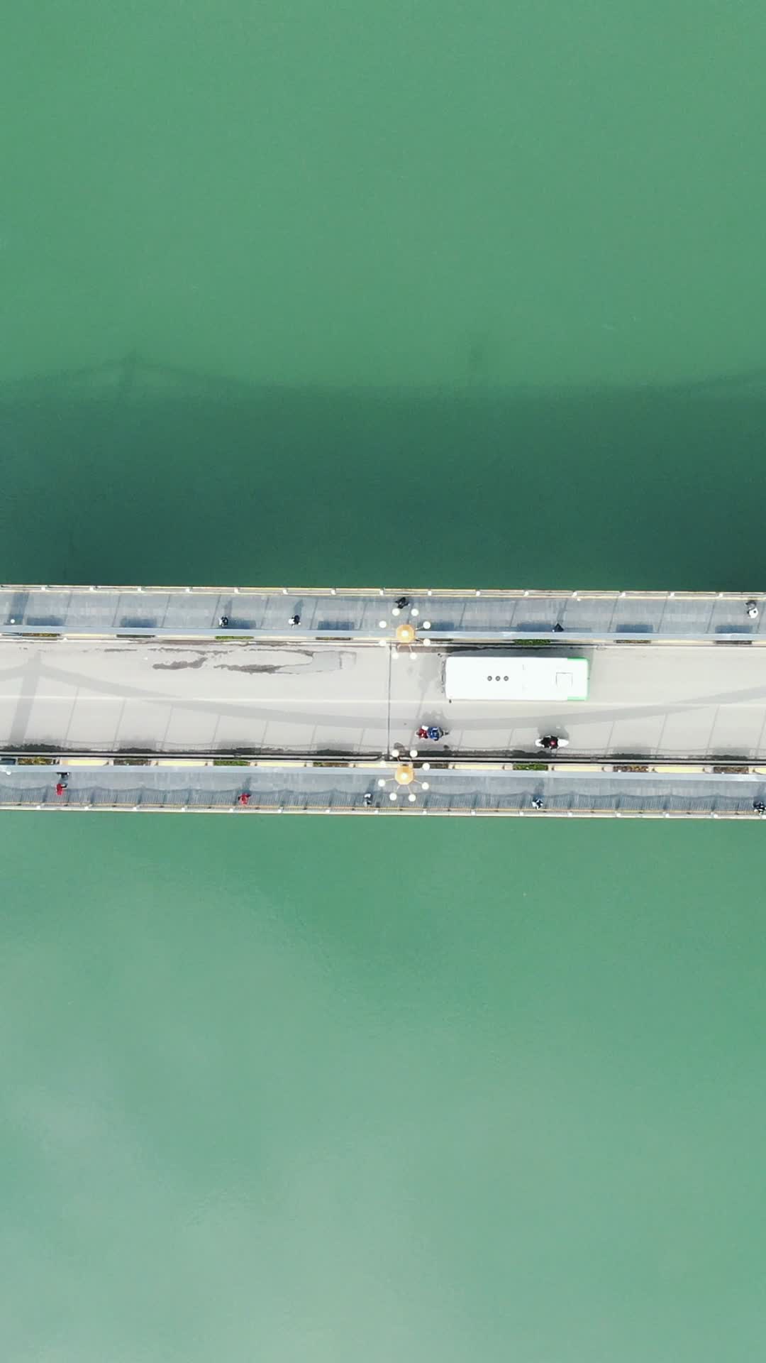 航拍湖南洪江古商城大桥竖屏视频的预览图
