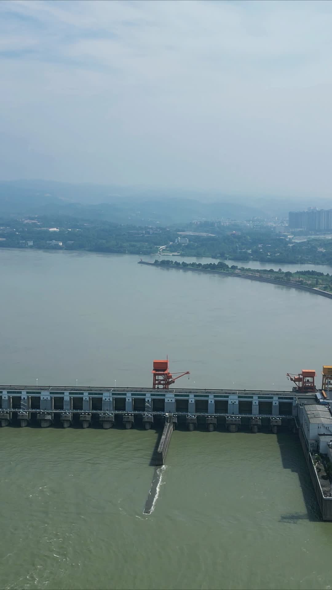 湖北长江三峡葛洲坝竖屏航拍视频的预览图
