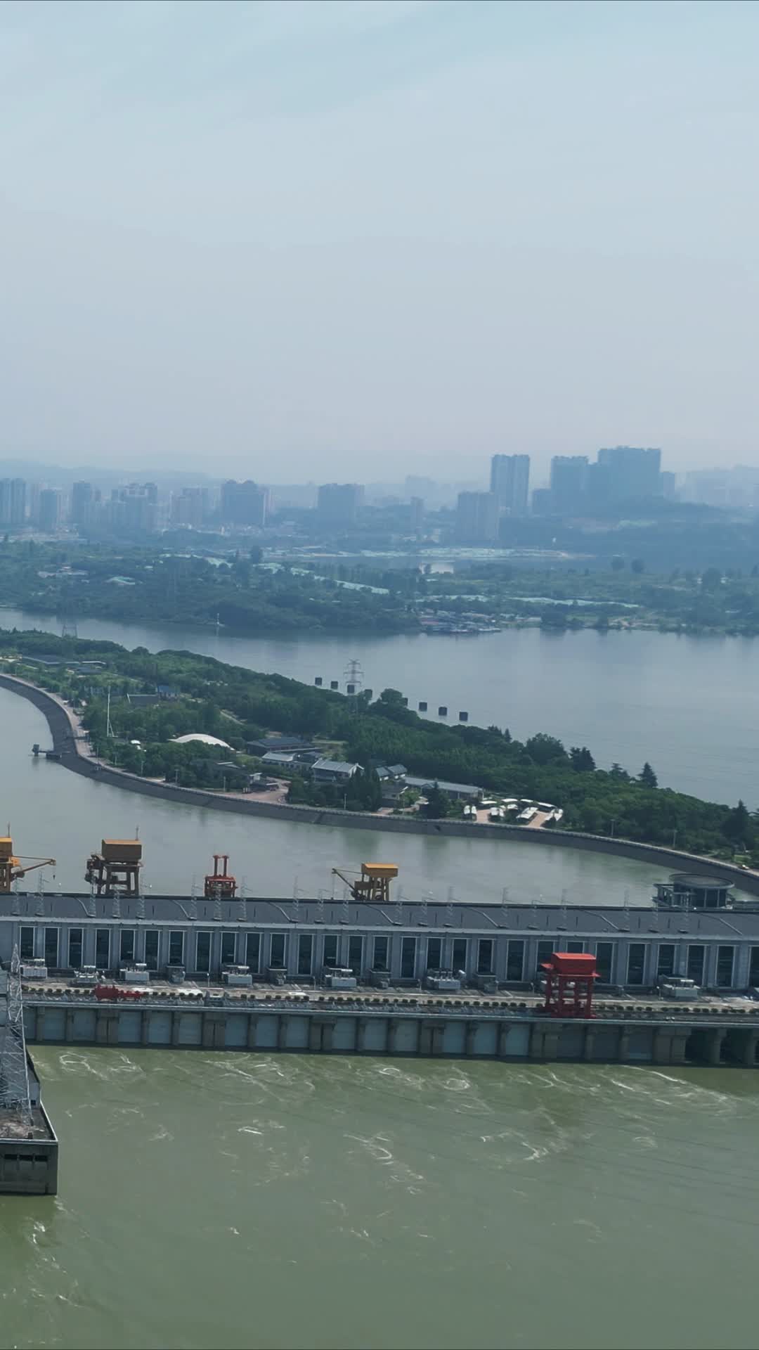 湖北长江三峡葛洲坝竖屏航拍视频的预览图