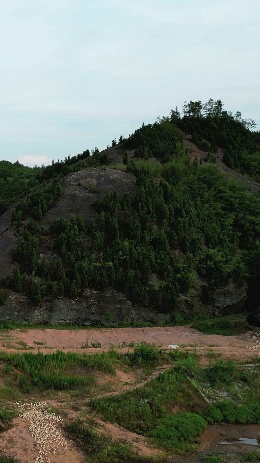 航拍山川丘陵丹霞地貌竖屏视频的预览图