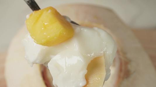 挖一勺美味芒果椰子冻甜品视频的预览图