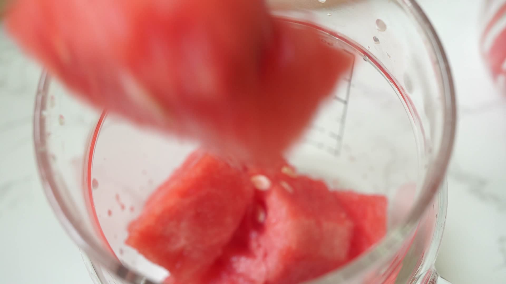 玻璃杯放入水果西瓜块榨汁视频的预览图