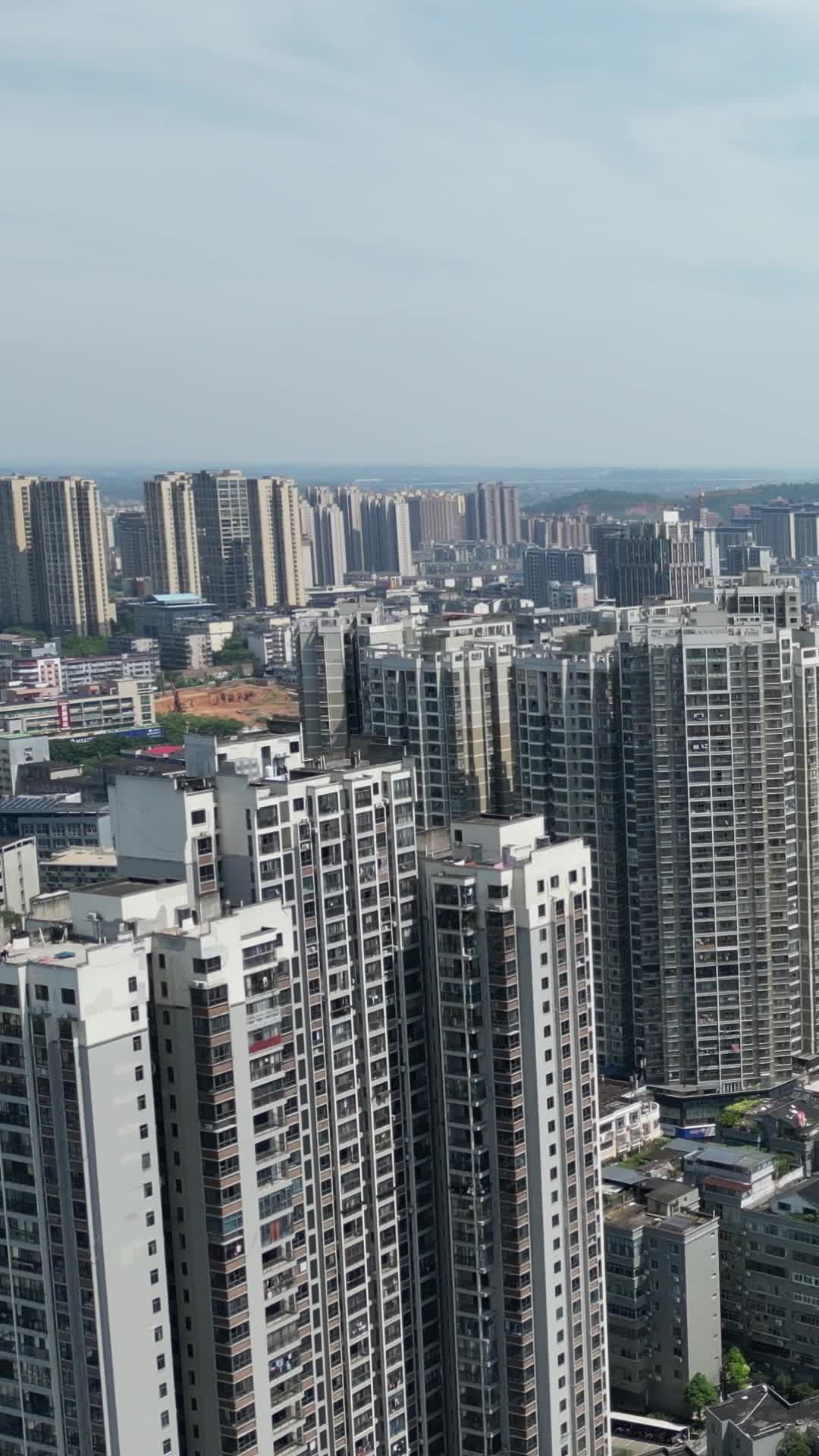 航拍江西吉安城市建设竖屏视频的预览图