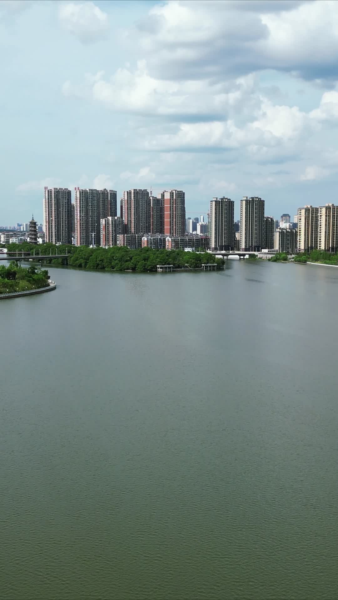 航拍江西赣江河流风光竖屏视频的预览图