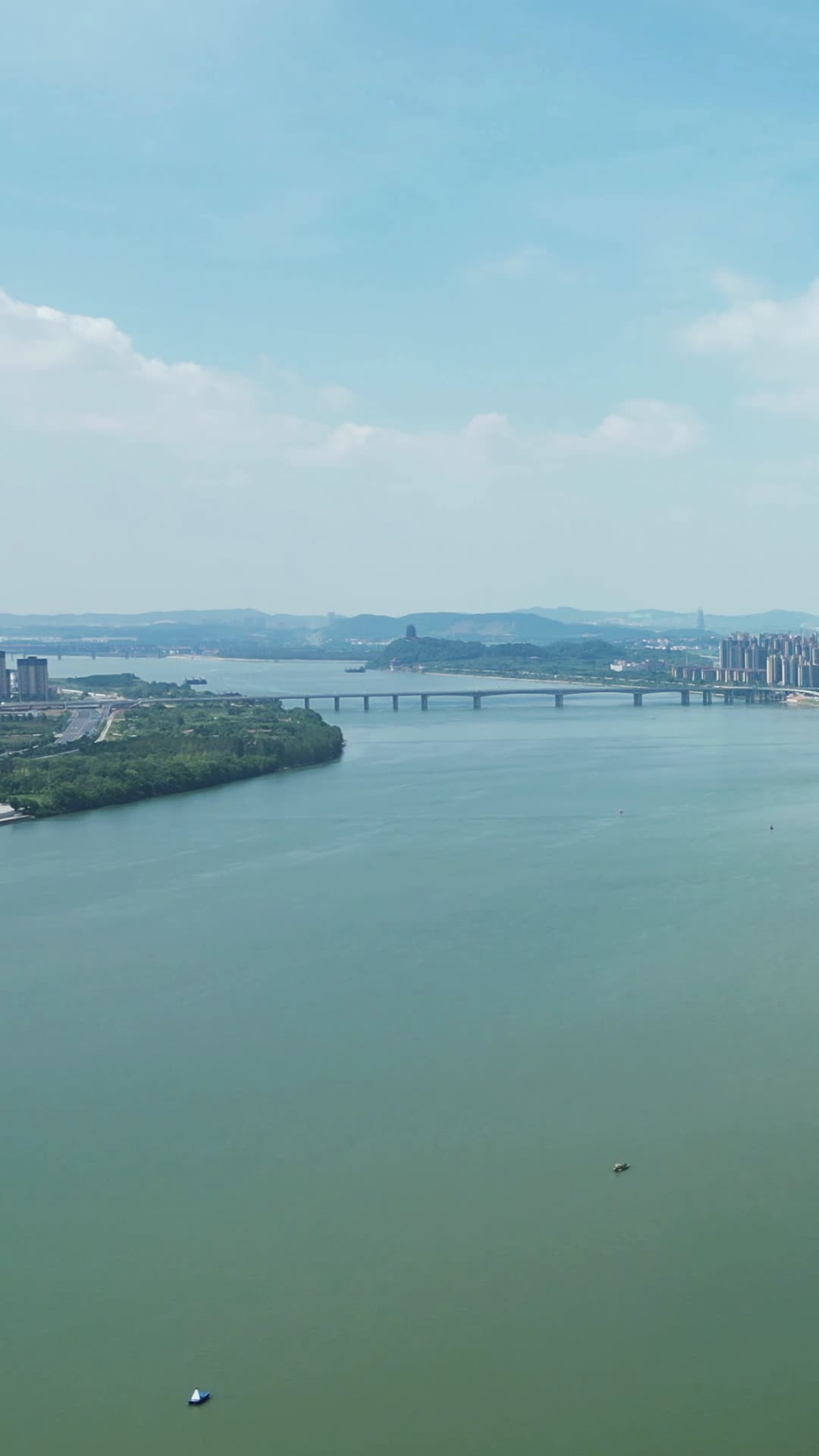 航拍江西赣江河流风光竖屏视频的预览图