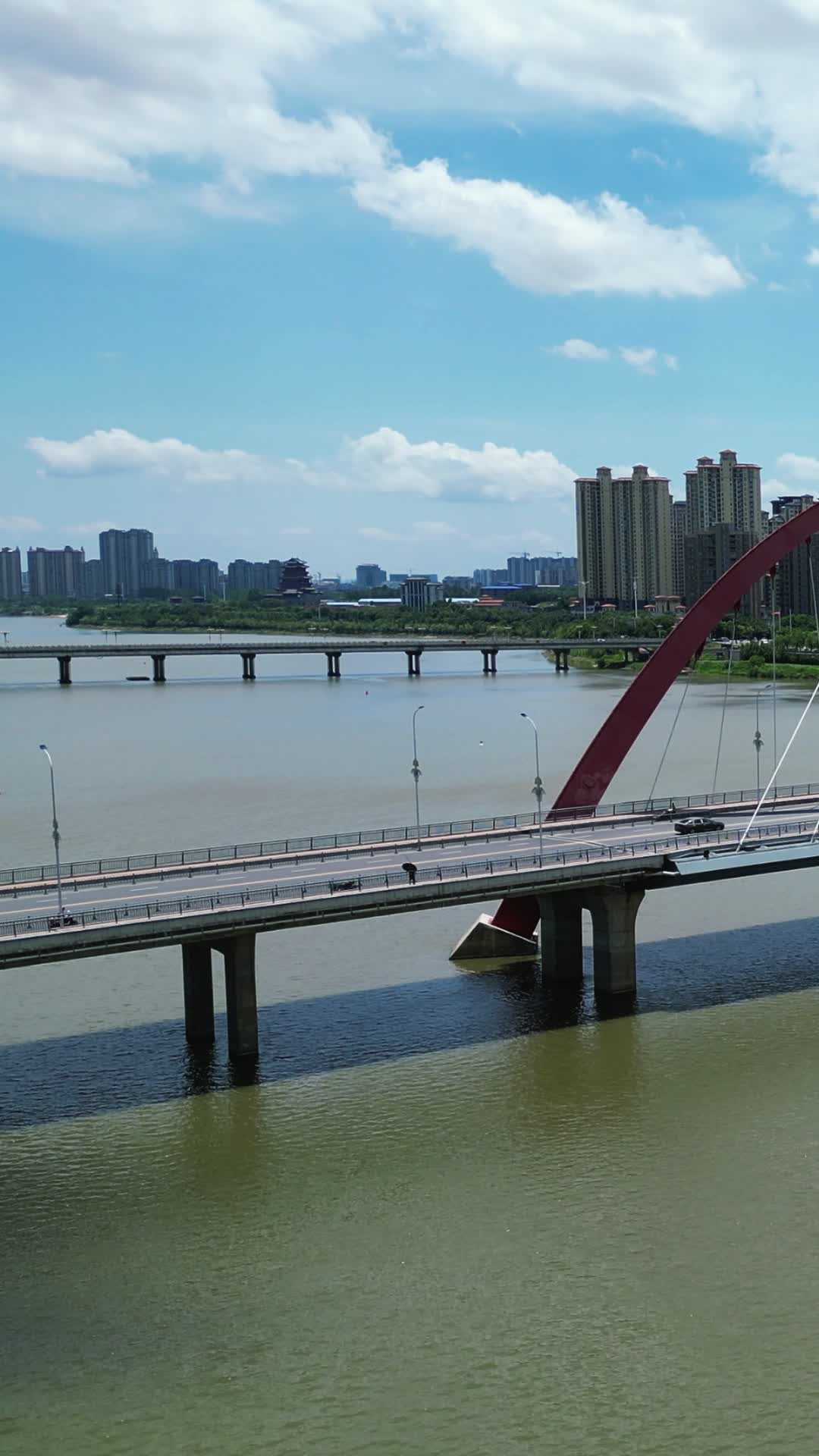 航拍江西抚州抚河大桥交通竖屏视频的预览图