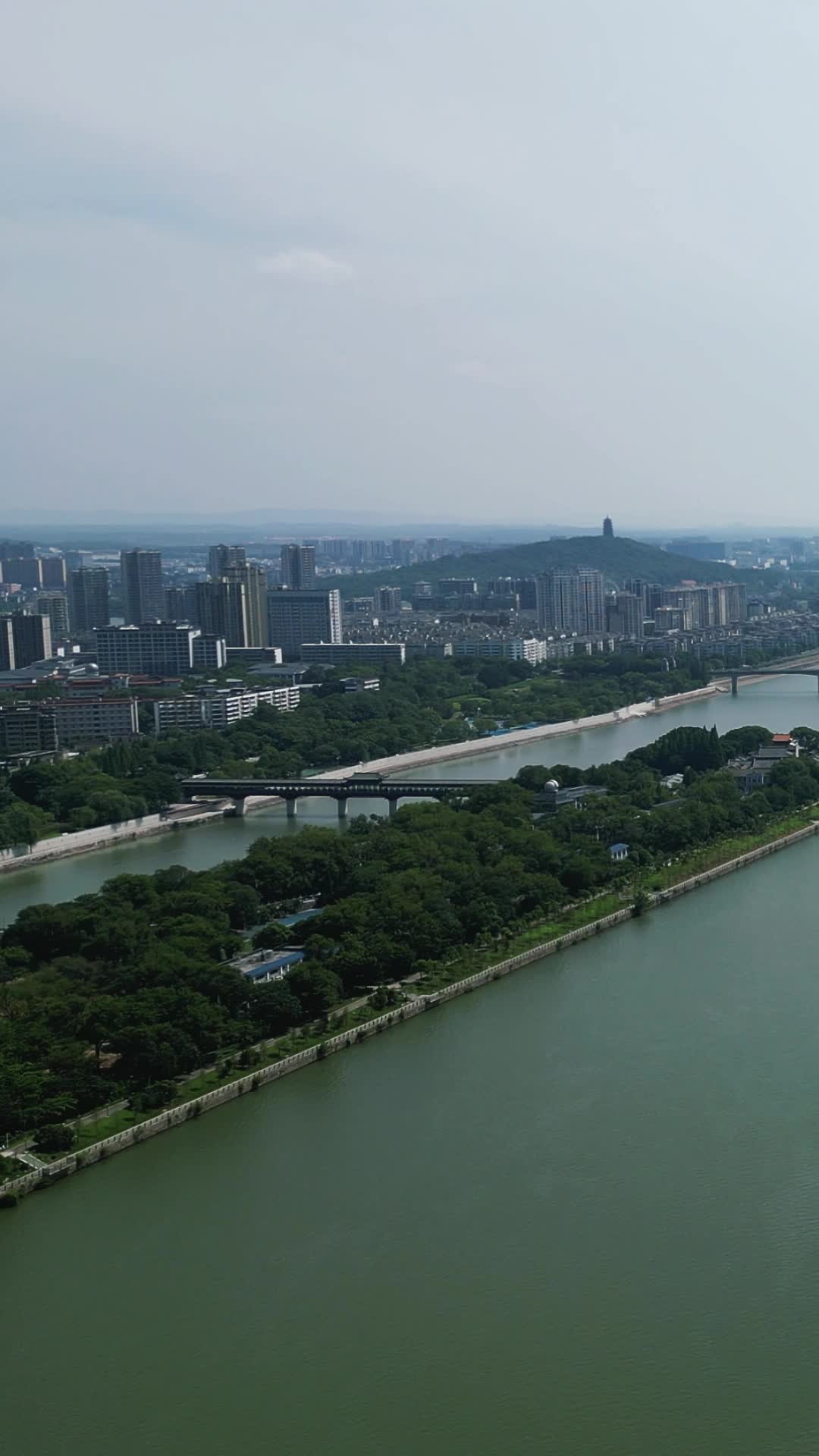 江西吉安大桥交通竖屏航拍视频的预览图