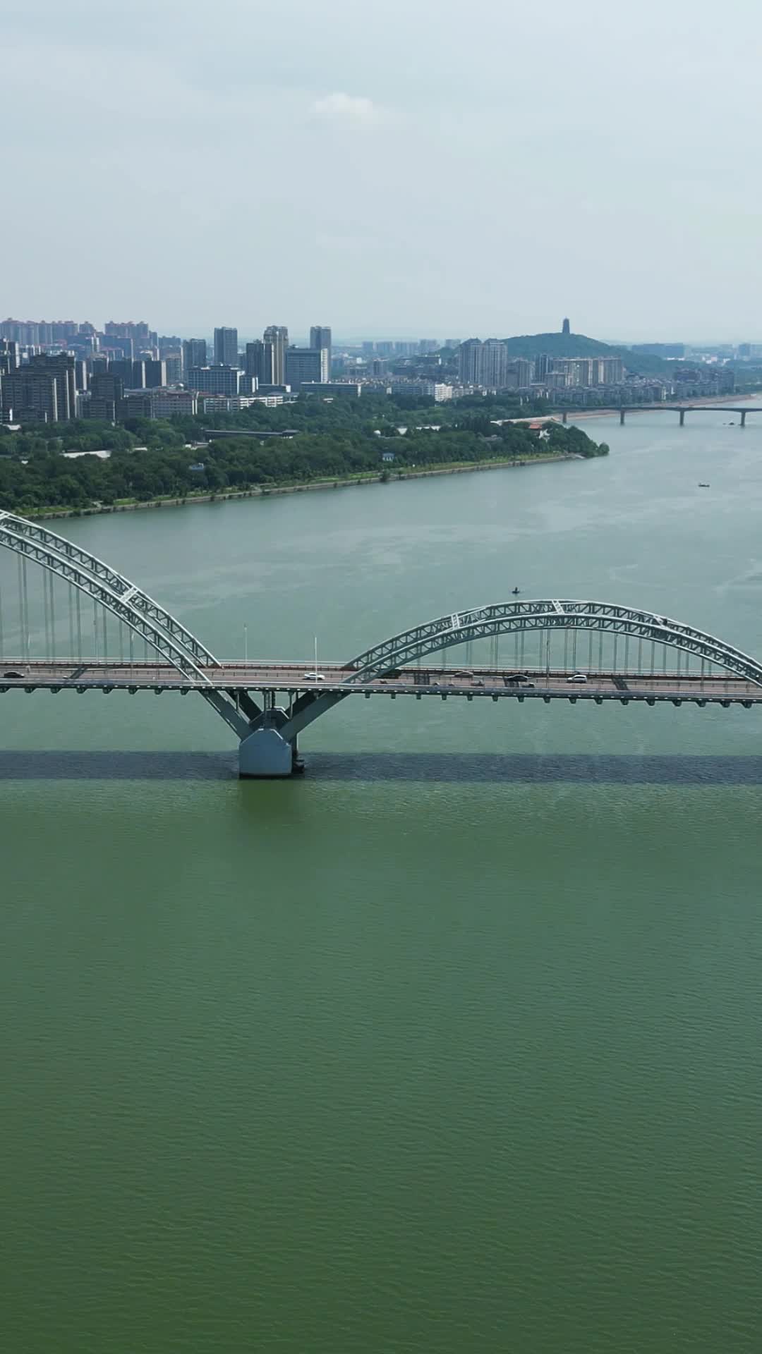 江西吉安大桥交通竖屏航拍视频的预览图