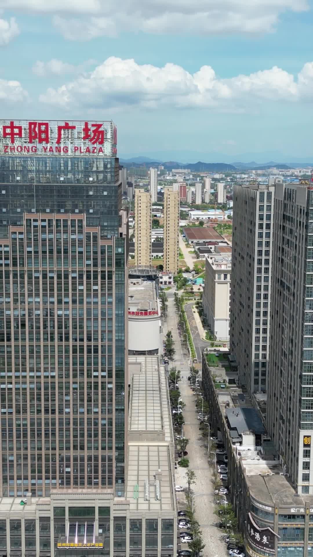航拍江西抚州商业广场商业大楼视频的预览图