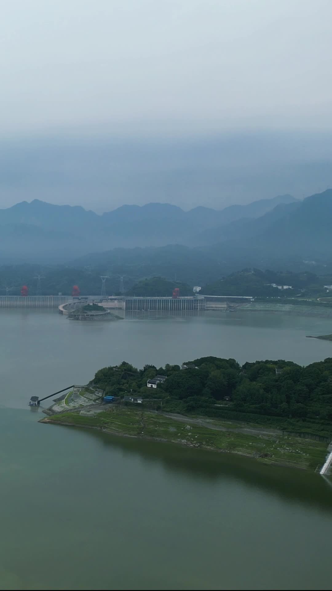 航拍长江三峡风光竖屏视频的预览图